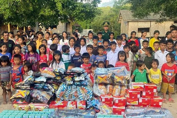 Hình ảnh một nhóm người đang hỗ trợ lẫn nhau, tượng trưng cho sự giúp đỡ từ gia đình và bạn bè