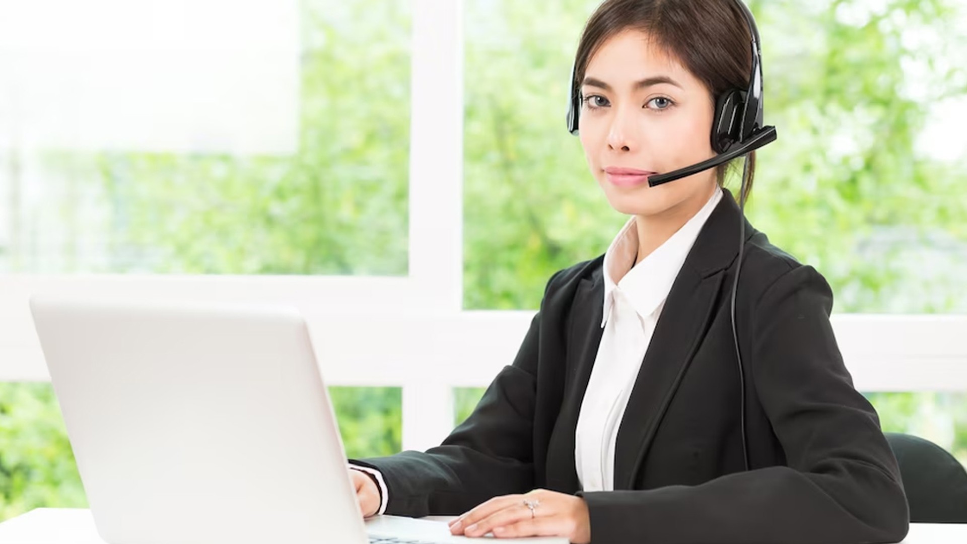 Hình ảnh trung tâm hỗ trợ khách hàng 58vin, với nhân viên tư vấn thân thiện sẵn sàng giúp đỡ người chơi cá cược và trò chơi trực tuyến.